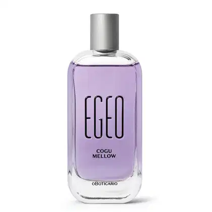 Imagem de um vidro transparente com cantos arredondados, líquido azul, tampa prateada e rótulo em letras pretas contendo 90ml de desodorante colônia Egeo Cogu Mellow.