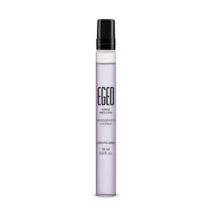 Frasco de colônia desodorante da marca Egeo, com 10 ml de volume, na cor lilás e com rótulo preto exibindo o nome "Cógu Mellow".