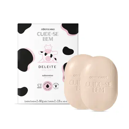 Imagem de caixa branca com manchas pretas e detalhes rosa da marca Cuide-se Bem Deleite e dois sabonetes em barra em tom rosado da mesma marca.