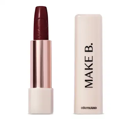 Batom cremoso na cor Vinho Lace Wine da marca Make B. Urban Ballet em embalagem branca e dourada com a marca impressa em letras pretas na tampa.