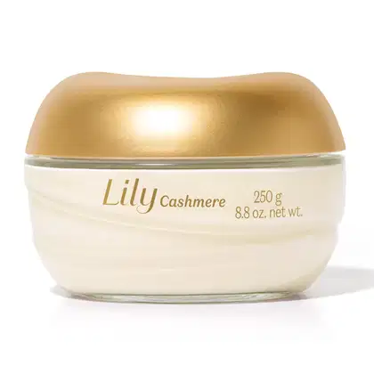 Imagem de pote contendo creme acetinado hidratante corporal da marca Lily. A embalagem é branca, com tampa e rótulo dourados e traz 250g de produto.
