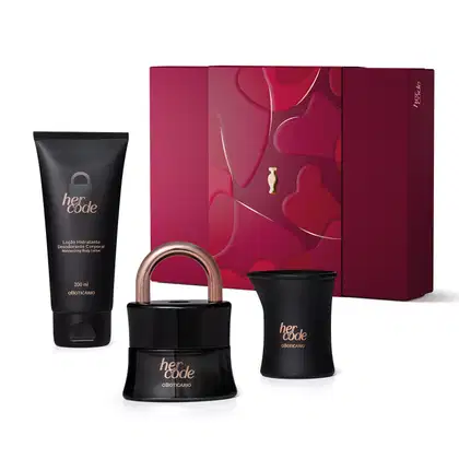 Kit de produtos da marca Her Code, incluindo um frasco de loção hidratante corporal, uma vela aromática e um eau de parfum em formato de cadeado, todos na cor preta com detalhes dourados, além de uma caixa na cor vinho com detalhe dourado.