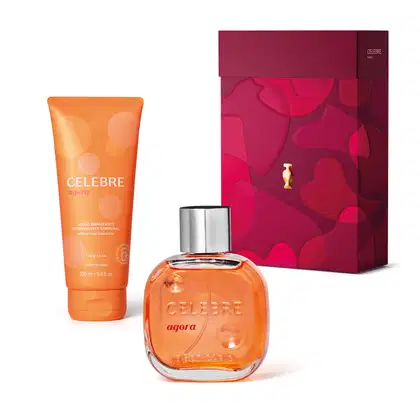 Kit de produtos da marca Celebre Agora, incluindo um frasco transparente de desodorante colônia com líquido laranja e tampa prateada, bisnaga laranja e amarela de loção hidratante e caixa vinho com detalhe em dourado.
