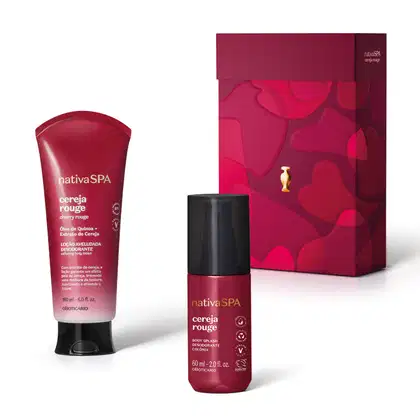 Produtos de beleza da marca Nativa SPA, incluindo um frasco de loção desodorante e um frasco de splash corporal, ambos na cor cereja rouge, com embalagem vermelha e detalhes em dourado.