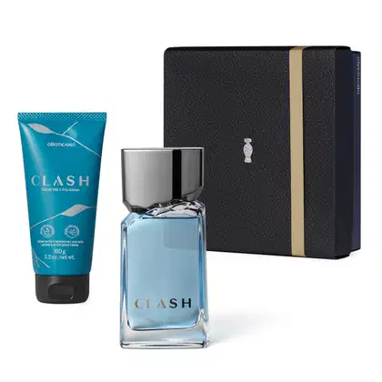 Kit de produto da marca Clash, composto por frasco de desodorante colônia com líquido azul claro e tampa cinza e bisnaga de creme pré e pós-barba em embalagem azul, apresentados em caixa preta com detalhe prata e fita dourada.