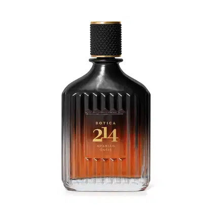Frasco de perfume Botica 214 Arabian Oasis, com design de vidro facetado em tons de laranja e preto, com tampa dourada e rótulo destacando o nome da fragrância.