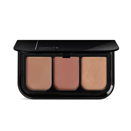 Imagem de uma paleta de blush compacta com três tons de marrom em embalagem preta com logotipo da marca.