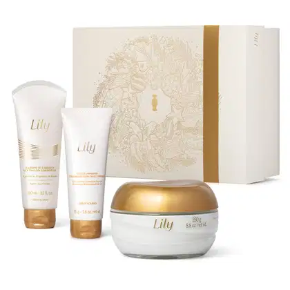 Imagem do Kit Presente Natal Lily com pote vidro e tampa dourada de creme hidratante corporal, duas bisnagas brancas e douradas, sendo uma de sabonete líquido e outra de geleia corporal e uma caixa presenteável rosa-claro com ilustração floral.