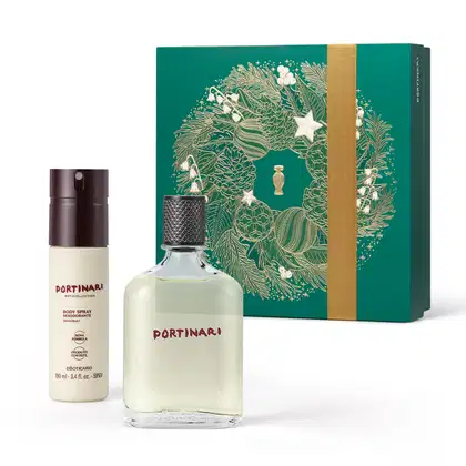 Imagem do Kit Presente Natal Portinari com um vidro transparente com tampa preta e rótulo vinho de desodorante colônia, um frasco branco com tampa e rótulo vinho de body spray e uma caixa verde presenteável com ilustração natalina.