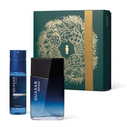 Imagem do Kit Presente Natal Quasar Deep Blue com um frasco de vidro em tons de azul de desodorante colônia masculina, um frasco cilíndrico também em tons de azul de body spray e uma caixa verde presenteável com ilustração natalina.