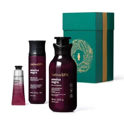 Imagem do Kit Presente Natal Nativa Spa Ameixa Negra com um frasco roxo de loção hidratante corporal, um frasco também roxo de body splash, uma bisnaga prata e roxa de creme para mãos e uma caixa verde com estampa floral dourada.