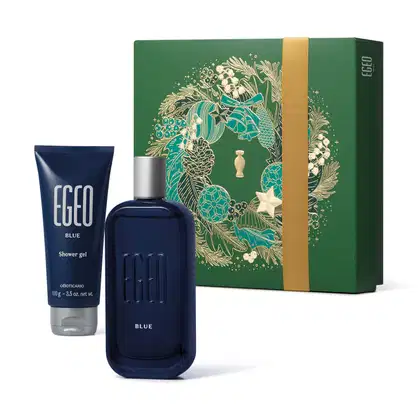 Imagem do Kit Presente Natal Egeo Blue com um vidro azul-marinho de cantos arredondados e tampa prateada de desodorante colônia, uma bisnaga azul-marinho e prata de shower gel e uma caixa verde presenteável com estampa natalina.
