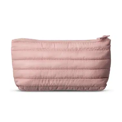Imagem de um nécessaire rosa claro acolchoada com zíper, com textura suave e lisa, sem marcas ou rótulos visíveis.