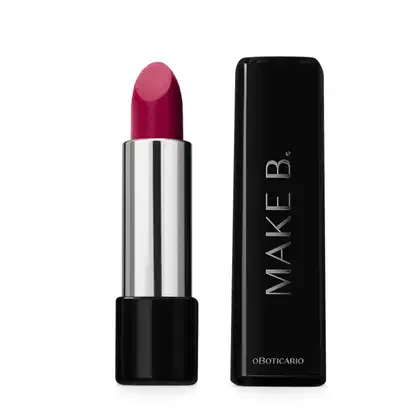 Batom na cor rosa Rosa Ai Que Loucura da marca Make B. By Narcisa em tubo prateado com tampa preta e o nome da marca gravado em letras prateadas.