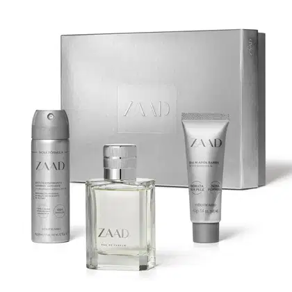 Imagem de um kit com produtos da marca Zaad, sendo uma caixa presenteável, vidro de item de desodorante colônia, desodorante antitranspirante aerossol e balm pós barba. As embalagens têm predominância na cor prata e cinza.
