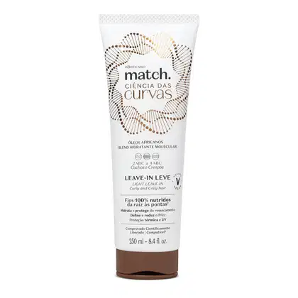 Imagem de uma bisnaga branca com desenho de ondas do leave-in Match. Ciência das Curvas. A embalagem e em tons de marrom e dourado, tampa também marrom, contendo informações sobre o produto de tratamento capilar impressas em letras escuras.