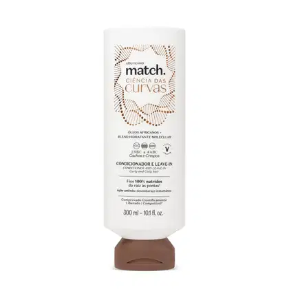 Imagem de um frasco branco com tampa marrom da marca Match Ciência das Curvas. contendo um produto dois em um: condicionador e leave-in para cabelos cacheados e crespos. As informações sobre ingredientes e benefícios estão em letras pretas..