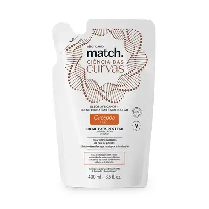 Embalagem branca com design gráfico marrom em formato de coração. Texto "match. ciência das curvas" e informações sobre o produto "creme para pentear cabelos crespos". Contém 400 ml de volume.