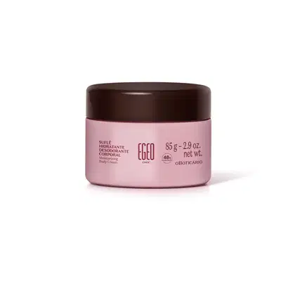 Imagem de um pote rosa com tampa e informações no rótulo na cor vinho contendo 85g de suflê hidratante corporal da marca Egeo Choc.