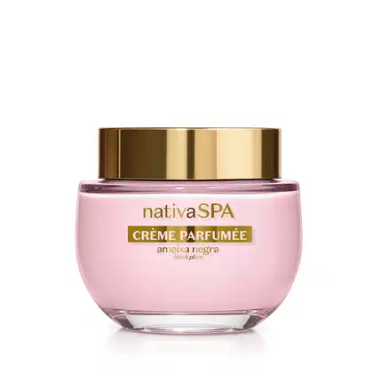 Frasco de vidro de creme perfumado da marca Nativa SPA Ameixa Negra na cor rosada, com tampa dourada e embalagem rosa claro, contendo texto em dourado escrito Crème Parfumée no rótulo.