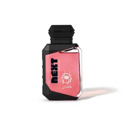 Frasco transparente de colônia infantil da marca Next, com detalhe geométrico preto e líquido rosa, exibindo logotipo da marca e da personagem Homem-Aranha.