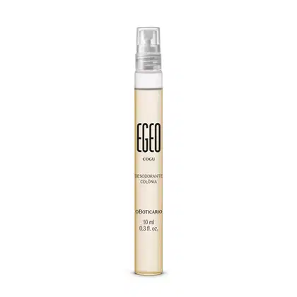 Imagem de um vidro transparente com válvula spray prateada e rótulo em letras pretas contendo 10 ml de desodorante colônia Egeo Cogu.