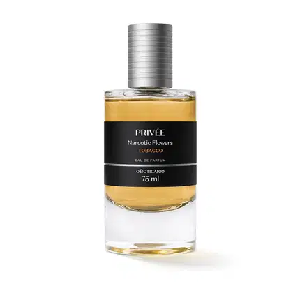 Frasco transparente com líquido amarelol de Eau De Parfum Privée Narcotic Flowers Tobacco, com rótulo preto e letras branca, contendo 75ml da fragrância.