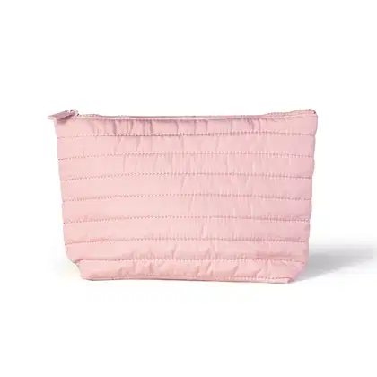 Nécessaire rosa claro acolchoado com estética puffer e zíper vista de lado.