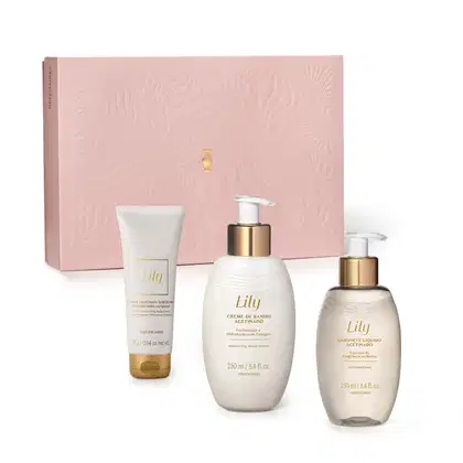 Caixa rosa com detalhe dourado e três produtos de cuidados corporais da marca Lily: bisnaga de creme acetinado corporal, frasco de creme de banho acetinado e outro frasco de sabonete líquido, todos em tons de dourado e branco.
