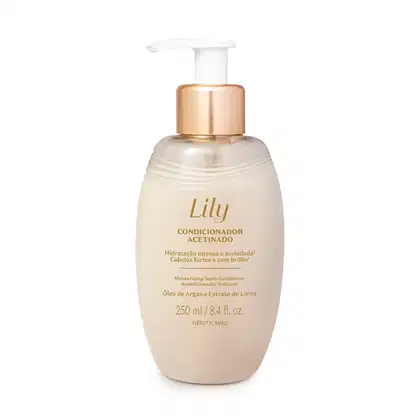 Imagem de frasco de condicionador acetinado da marca Lily, com embalagem e bomba dosadora brancas com detalhes dourados. O rótulo traz a marca e as informações sobre o produto em leras também douradas. Sugere um produto sofisticado para cuidados pessoais.