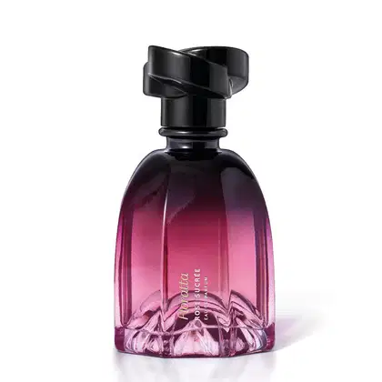 A imagem mostra um frasco do Eau de Parfum Floratta Rose Sucrée em formato arredondado, com tampa preta e degradê de cor rosa a roxo. O rótulo é impresso em letras brancas.