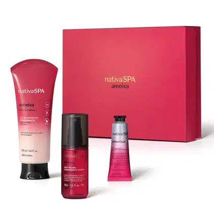 Imagem de produtos da marca Nativa SPA Ameixa, incluindo loção hidratante, body splash, creme para as mãos e caixa rosa, todos com predominância das cores rosa vibrante, branco e prata, com textos e logotipos visíveis.
