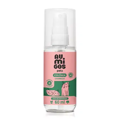 Frasco de colônia para pets da marca Amigos Pets, na cor rosa e verde, com rótulo indicando o nome "Chamego" e informações sobre uso veterinário, com volume de 60 ml.
