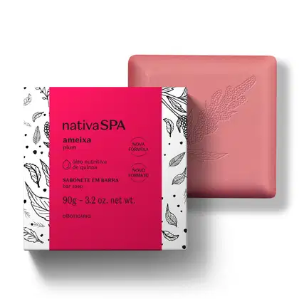 Sabonete em barra da marca Nativa SPA Ameixa. A barra tem a cor rosa, enquanto a embalagem tem temática de folhas e frutas em preto e branco com uma faixa larga na cor rosa escuro contendo as informações sobre o produto.