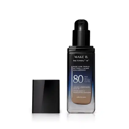 Frasco de vidro retangular aberto em degradê de preto para o azul base líquida da marca Make B.  Retinol 3 H+, na parte inferior se vê o tom bege da base. O rótulo contém texto escrito em branco, com destaque para o FPS 80. Tampa preta ao lado do frasco