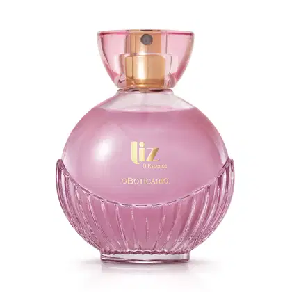 Frasco de vidro de item de perfumaria rosa com logo Liz D'Essence e borrifador dourados, e frasco redondo, sendo metade liso e metade com textura de concha. Tampa em acrílico rosa transparente.