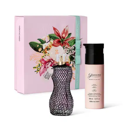 Imagem do kit de presente Glamour Secrets Black, sendo um desodorante colônia com embalagem de vidro em formato curvilíneo , renda preta e borrifador dourado, creme hidratante corporal em embalagem preta com tampa preta e caixa com ilustração floral.