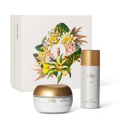 Imagem do kit de cuidados pessoais Lily, com pote de creme acetinado corporal e um frasco de body splash, além de uma caixa com ilustração floral. As embalagens são brancas com tampas e rótulos dourados.