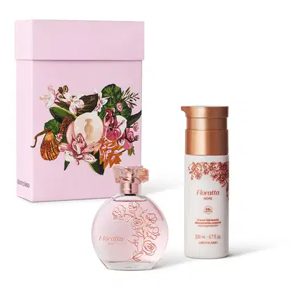 Imagem do kit de presente Floratta Rose, com o clássico vidro transparente do desodorante colônia e um frasco branco creme hidratante corporal, além de uma caixa com estampa floral. As embalagens trazem flores e tampas douradas.
