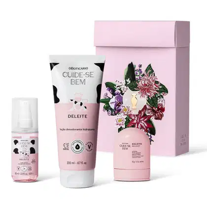 Imagem de kit contendo três produtos Cuide-se Bem deleite, incluindo body splash, loção hidratante corporal e creme hidratante para as mãos, além de uma caixa com estampa floral. As embalagens são branca e rosa, ilustração de vaca e letras pretas.