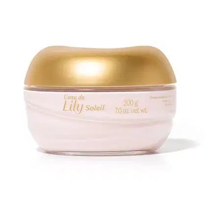 Imagem de um pote transparente com conteúdo branco e tampa e rótulo dourados contendo creme acetinado corporal da marca L'eau de Lily Soleil, contendo 200g de produto.