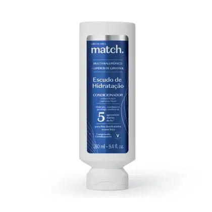 Frasco branco de condicionador da marca Match, com rótulo azul destacando os ingredientes "Multi Hialurônico" e "Lipídios de Girassol". Produto apresentado como "Escudo de Hidratação" para cabelos desidratados e com frizz.