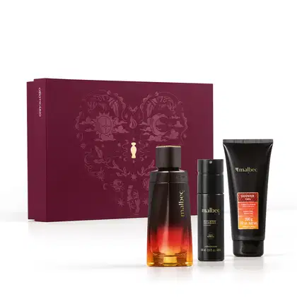 Caixa vinho com ilustrações em relevo, contendo item de perfumaria Malbec X, sendo um frasco de vidro com degradê de cores quentes, acompanhado de frasco de body spray e bisnaga de gel de banho da mesma marca, ambos na cor preta.