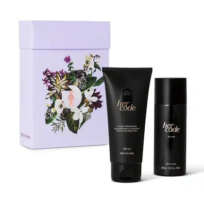 Imagem de kit de produtos de beleza da marca Her Code, incluindo um frasco preto de body splash e um tubo preto de Loção Hidratante Corporal, apresentados em uma caixa decorada com flores coloridas. As embalagens possuem rótulos na cor amarelo dourado.
