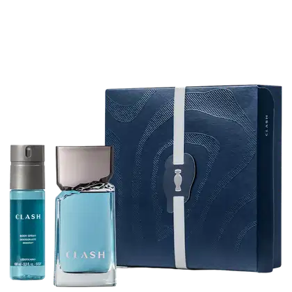 Embalagem azul-marinho da linha Clash com textura ondulada, contendo um item de perfumaria e um frasco de desodorante corporal da mesma linha, sobre fundo preto.