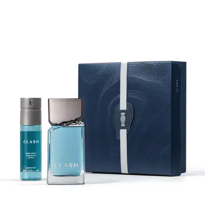 Kit de item de perfumaria Clash composto por frasco de fragrância e desodorante em embalagem azul-marinho com detalhes em branco, apresentados em caixa de mesmo padrão.