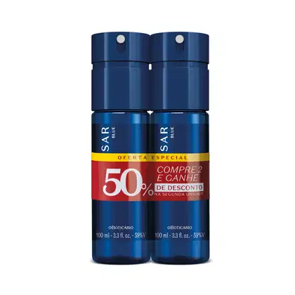 Dois frascos azuis e cilíndricos de item de perfumaria da marca Quasar Blue, unidos por fita adesiva vermelha e amarela indicando oferta especial de compre 2 e ganhe 50% de desconto na segunda unidade.