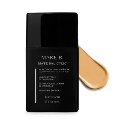 Frasco preto de base da linha Make B. Mate Salicylic com texto em branco trazendo informações do produto, como presença de ácido salicílico, controle de oleosidade e resistência ao suor. Atrás da embalagem, vemos um pouco de base bege bem clara espalhada.