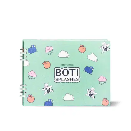 Livo de colorir com capa azul-clara com ilustrações de nuvens, frutas e animais, com o texto "Boti Splashes" impresso na parte frontal.