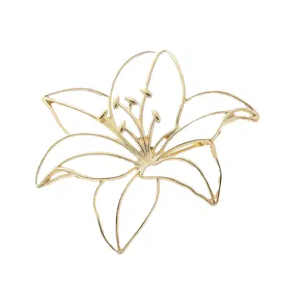 Broche em forma de flor de lírio com pétalas brancas delicadas e elegantes contornadas por um filete de cor dourada.